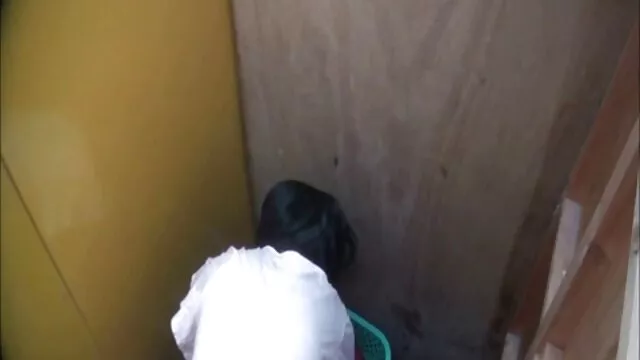 牙线到一边，重新插入精子。 老年轻的女同性恋色情片