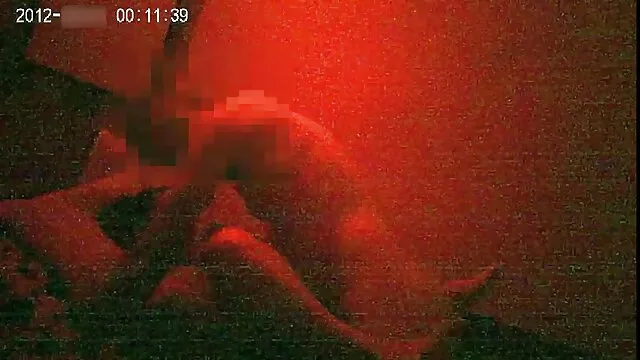 那个女人，她在家里独自一人与低劣的电缆人 女同巨乳