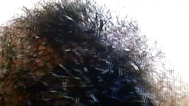 Sahrai避免被抓住的使命是失败。 她的第一个女同志性爱
