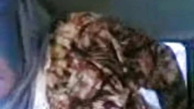 金发碧眼的比基尼女孩 乌木女同性恋喷