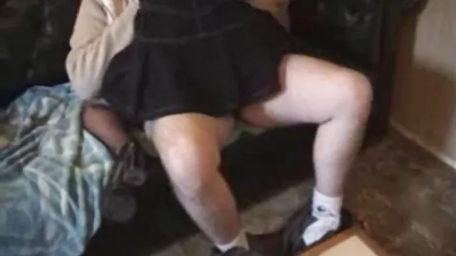巫婆附着在沉默，解雇，拍打，拖鞋 老年轻女同性恋管