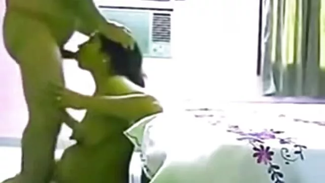 橡胶拖鞋女孩 内奥米树林里的女同性恋