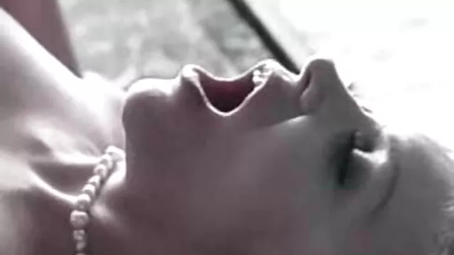 亚洲疯狂地爱上了阴茎。 业余女同性恋肛门