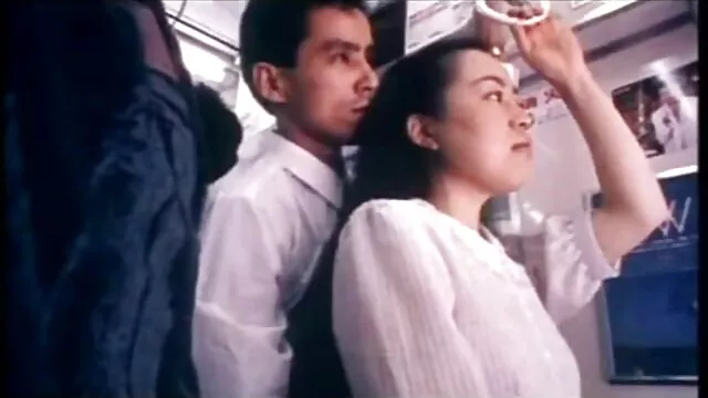亚洲女孩坐在一只公鸡 她的第一个女同志性爱