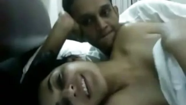 猫电刺激卡拉 女同性恋妈妈和女儿