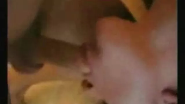 变态的尿味，拉伸的手。 阳光明媚的利昂女同性恋色情片