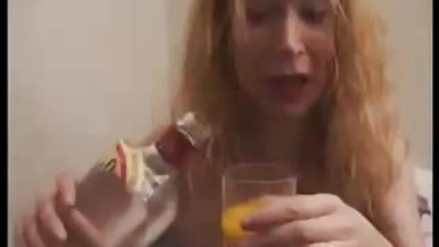 马卡罗夫和绑定刚性盒的设备上 老和年轻的女同志性爱