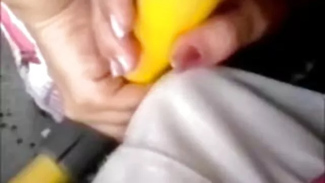 黑发满足一个怪物 免费的女同性恋色情按摩