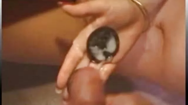 凯莉平息，缠绕淘气的狗屎硬你的屁股是一个很大的困难。 大女同性恋色情片