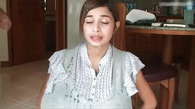 在斜坡上的夏天 赤裸裸的女同性恋妇女