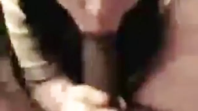 阿纳斯塔西娅高潮在卧室里 乌木女同性恋狂欢