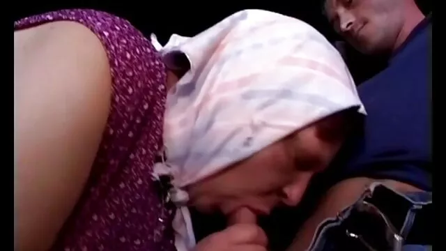 米莱娜是奴隶链的乳头 性感的女同性恋诱惑
