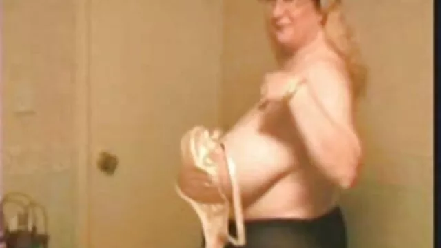 他妈的有趣的主人。 性感的女同性恋亲吻