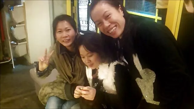 香奈儿黑色和悉尼高潮 女同性恋交换伴侣